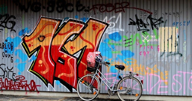 Fixer sur du crépi extérieur : la méthode simple et solide pour tout support