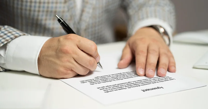 Les pièges et coûts cachés à connaître avant de signer