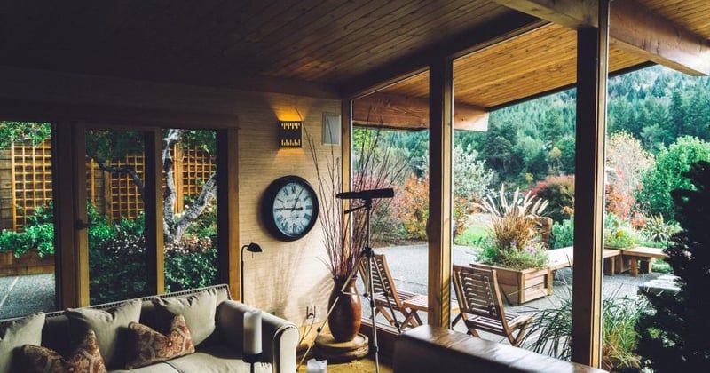 Horloge murale salon : 12 modèles qui transforment la déco
